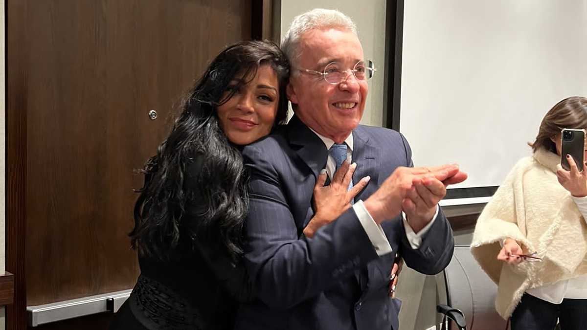 Marbelle abrazando a Uribe