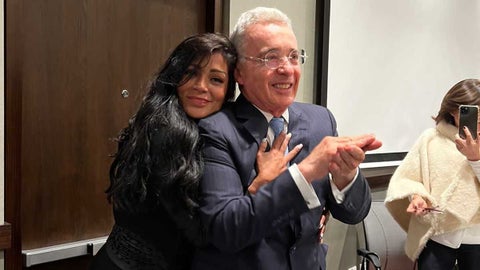 Marbelle abrazando a Uribe