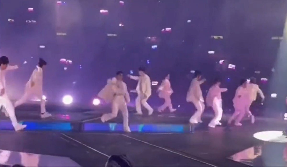 Pantalla cae sobre bailarín en concierto de Mirror en Hong Kong