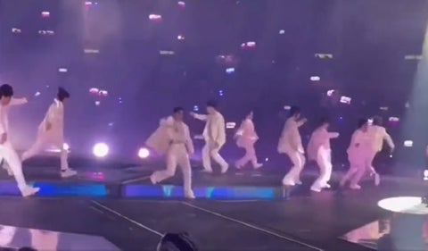 Pantalla cae sobre bailarín en concierto de Mirror en Hong Kong