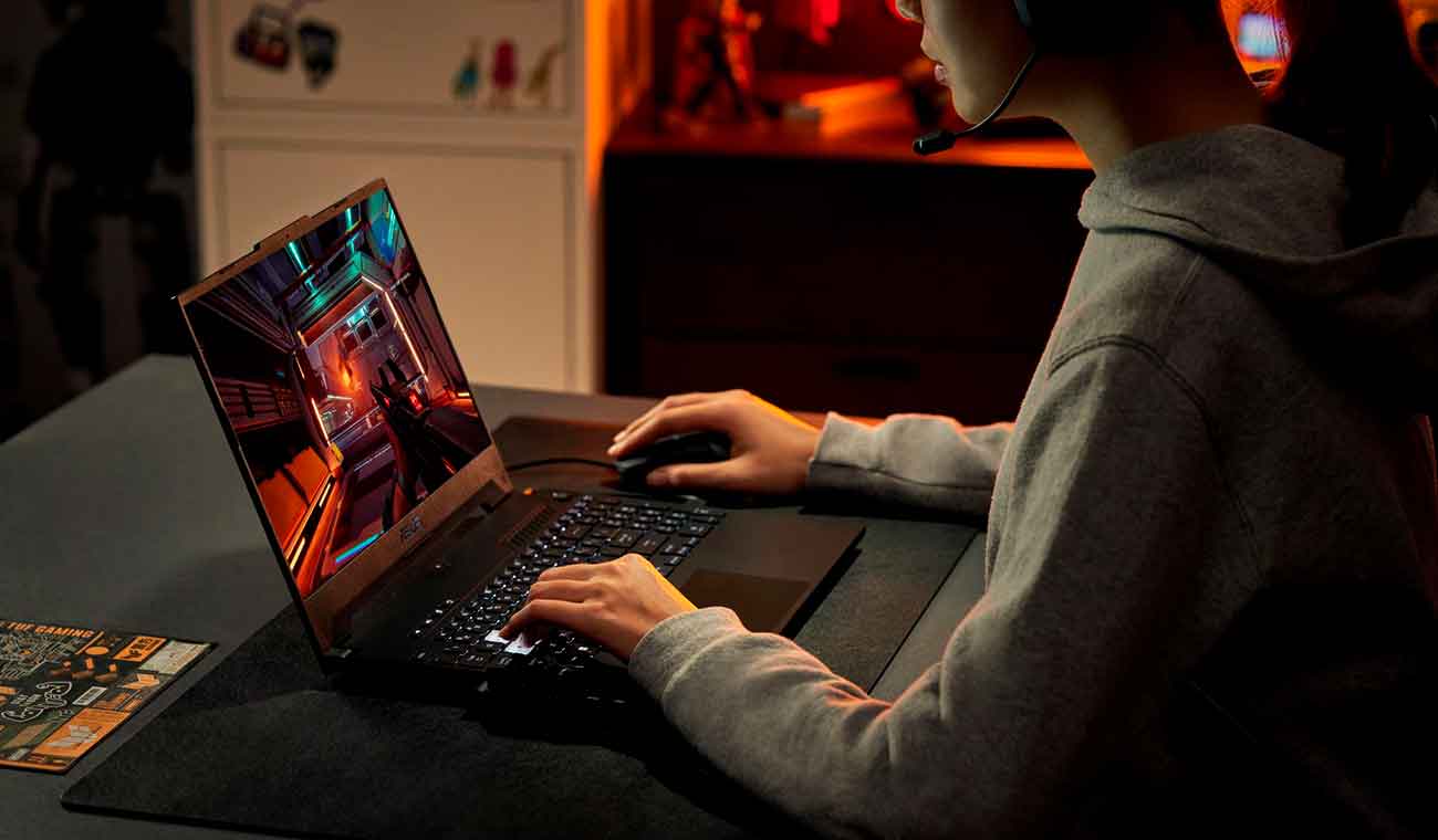 Gamer jugando con su pc portátil