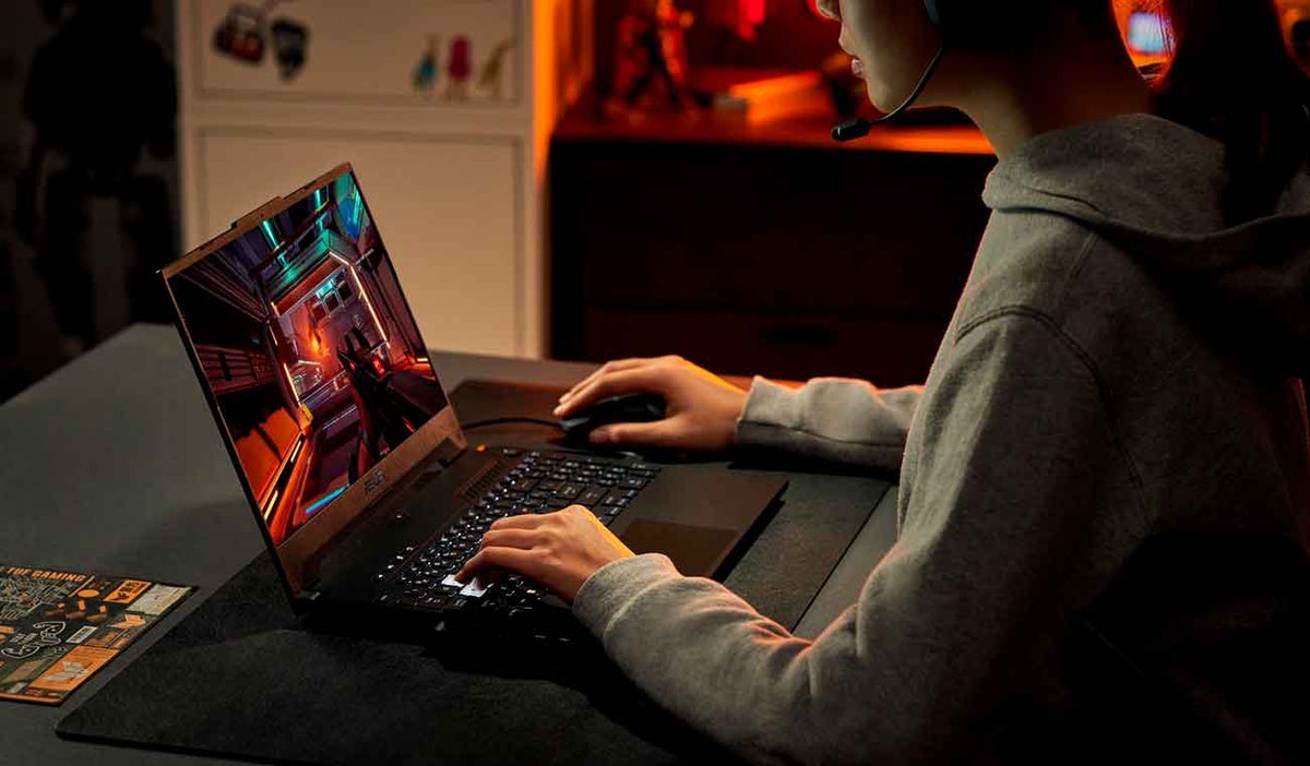 Gamer jugando con su pc portátil