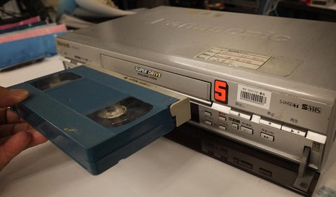 Sistema de VHS y una cinta