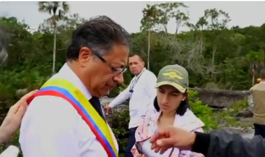imagen de Gustavo Petro posando con la banda presidencial