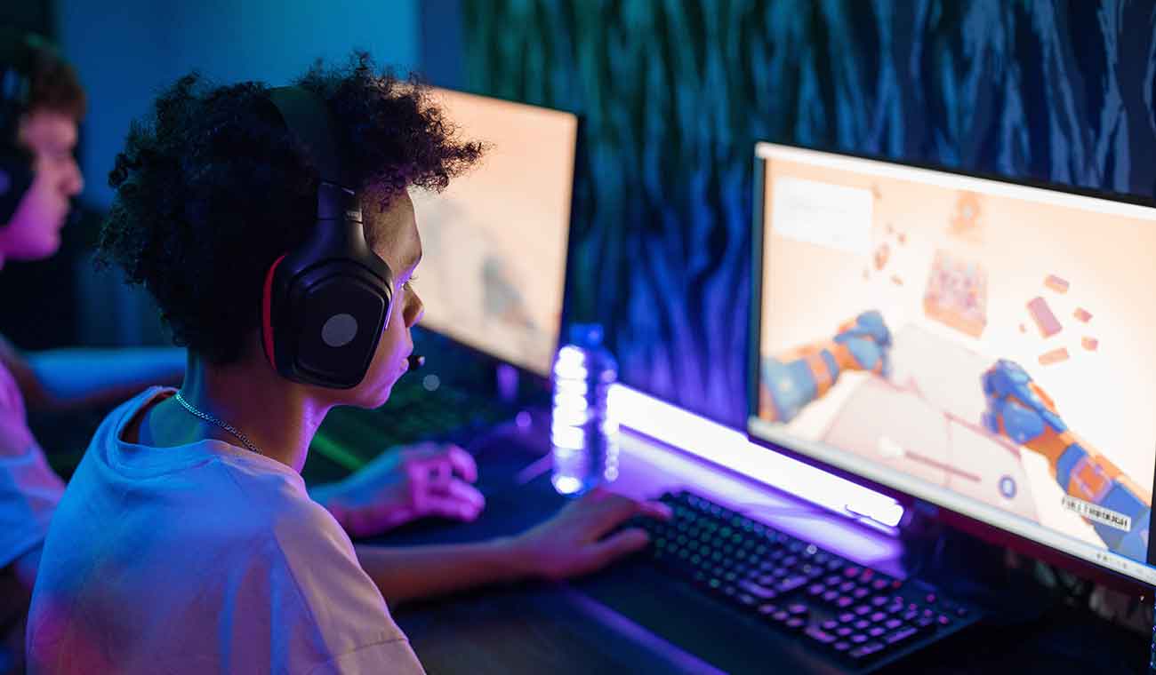Gamer jugando en su pc