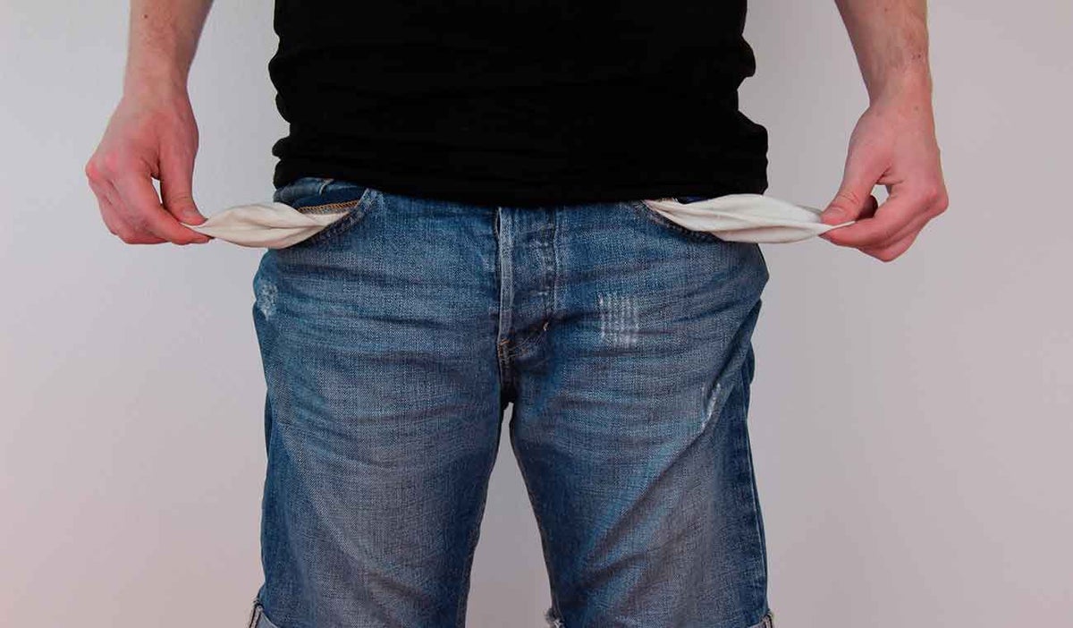 Hombre sin dinero por que tiene un mal salario