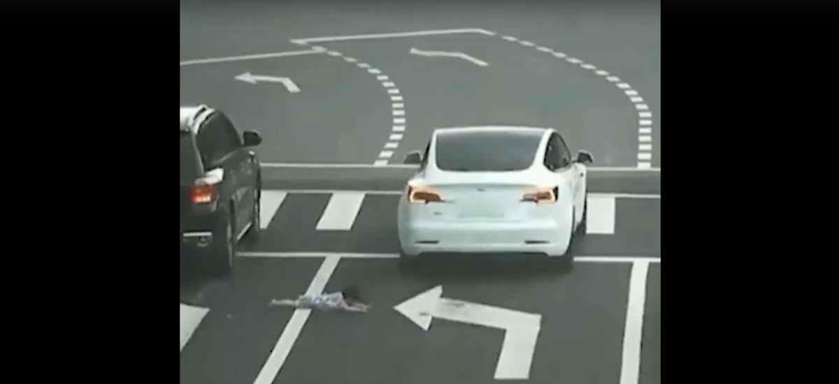 Niña cae de carro en China