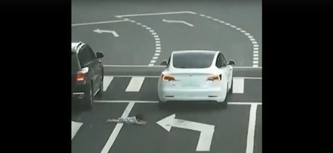 Niña cae de carro en China