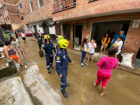 Familias afectadas por las lluvias en Medellín.