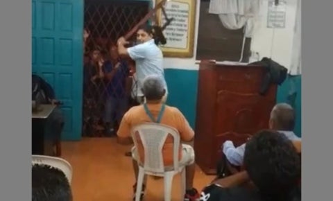 [VIDEO] Sujeto golpeó con una silla a abuelito