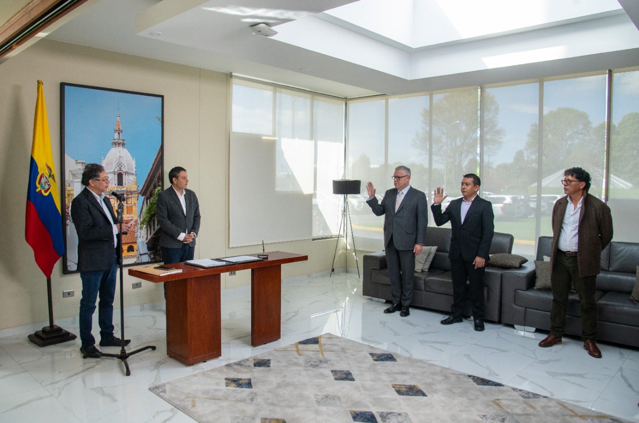 El presidente Gustavo Petro, posesionó a Néstor Osuna, como nuevo ministro de Justicia; a Arturo Luis Luna Tapia, en el Ministerio de Ciencia, Tecnología e Innovación, y al nuevo director de la Unidad Nacional para la Gestión del Riesgo, Javier Pava Sánchez