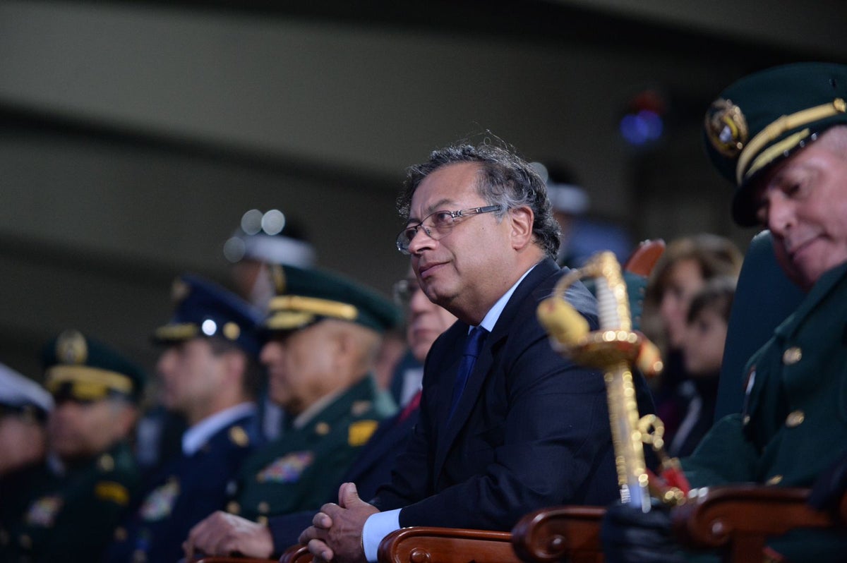 Gustavo Petro en ceremonia militar