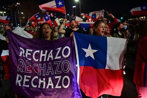 Una contundente mayoría en Chile rechazó este domingo la propuesta de Constitución que buscaba cambiar la heredada de la dictadura de Augusto Pinochet (1973-1989) por otra con más derechos sociales, en un resultado que superó las expectativas más optimistas de la oposición conservadora. Más de 15 millones de electores estaban convocados a las urnas en una jornada con alta participación por voto obligatorio. En gran parte del país se impuso la opción en contra de la nueva Carta Magna. Con el 98,43% de los