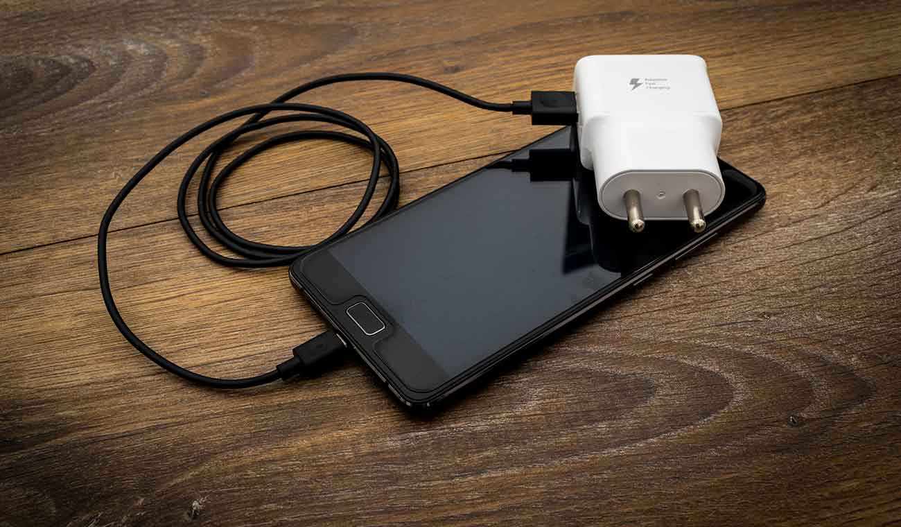 smartphone conectado a su cargador