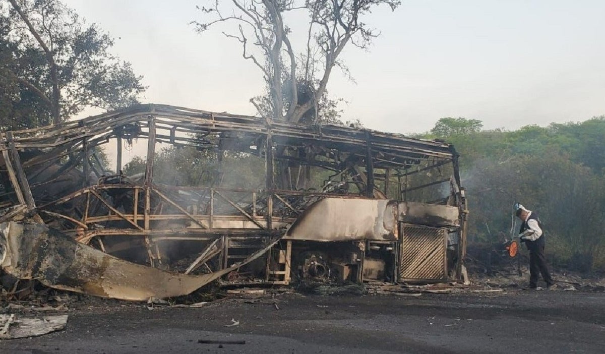 Choque entre camión de combustible y bus
