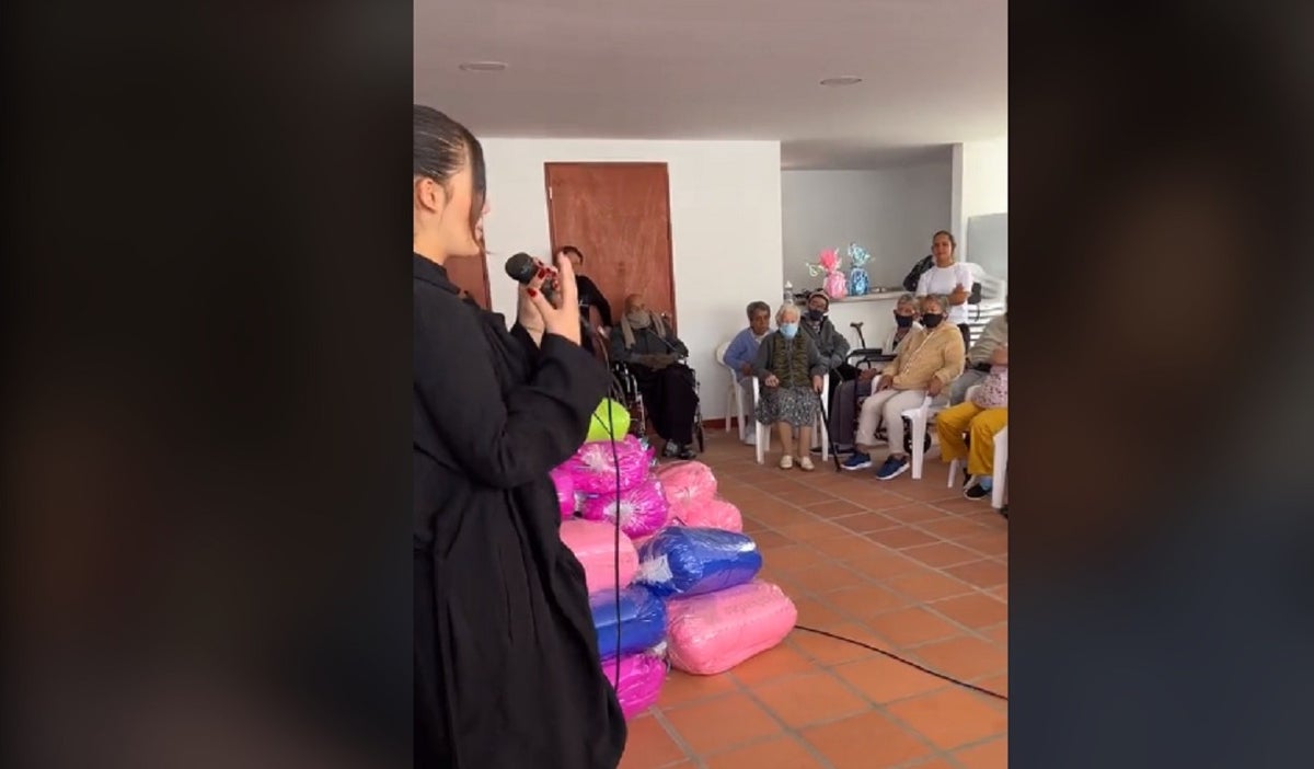Cintia Cossio dio regalos a abuelos