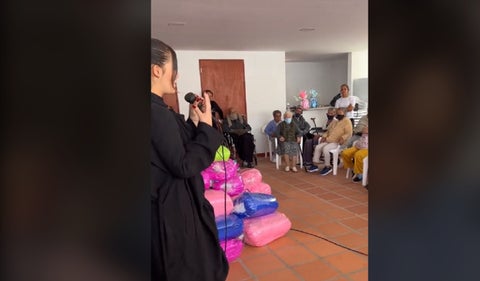 Cintia Cossio dio regalos a abuelos