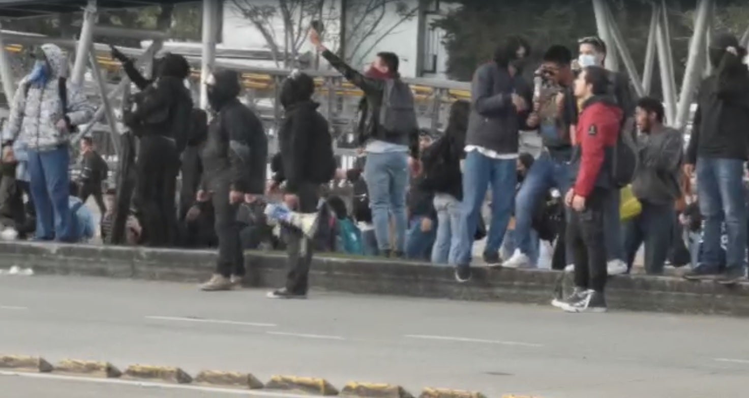 Encapuchados protestas en la calle 26