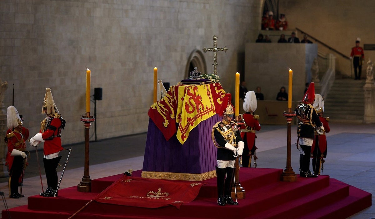 Féretro de reina Isabel II en el Palacio de Westminster