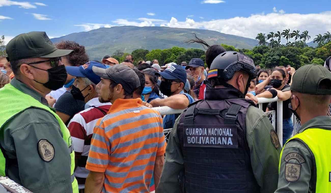 Policía venezolana en el puente