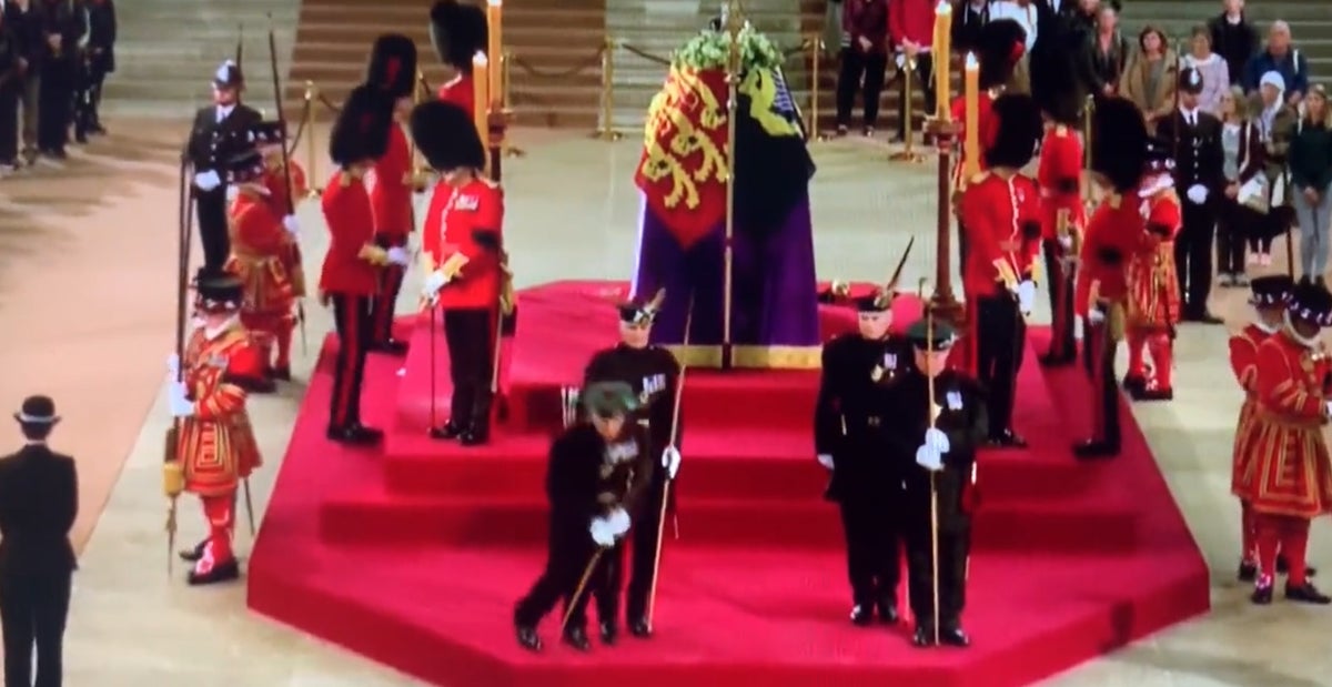 Guardia real se desmaya en funeral de la reina Isabel