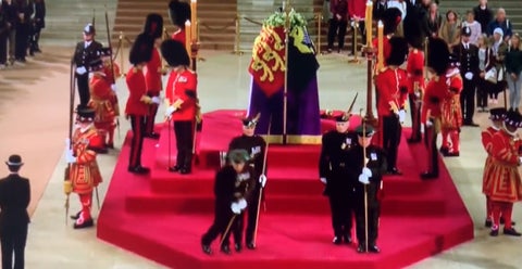 Guardia real se desmaya en funeral de la reina Isabel