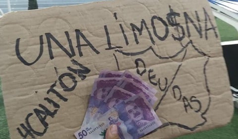 Hinchas del América lanzaron billetes a jugadores del Cali