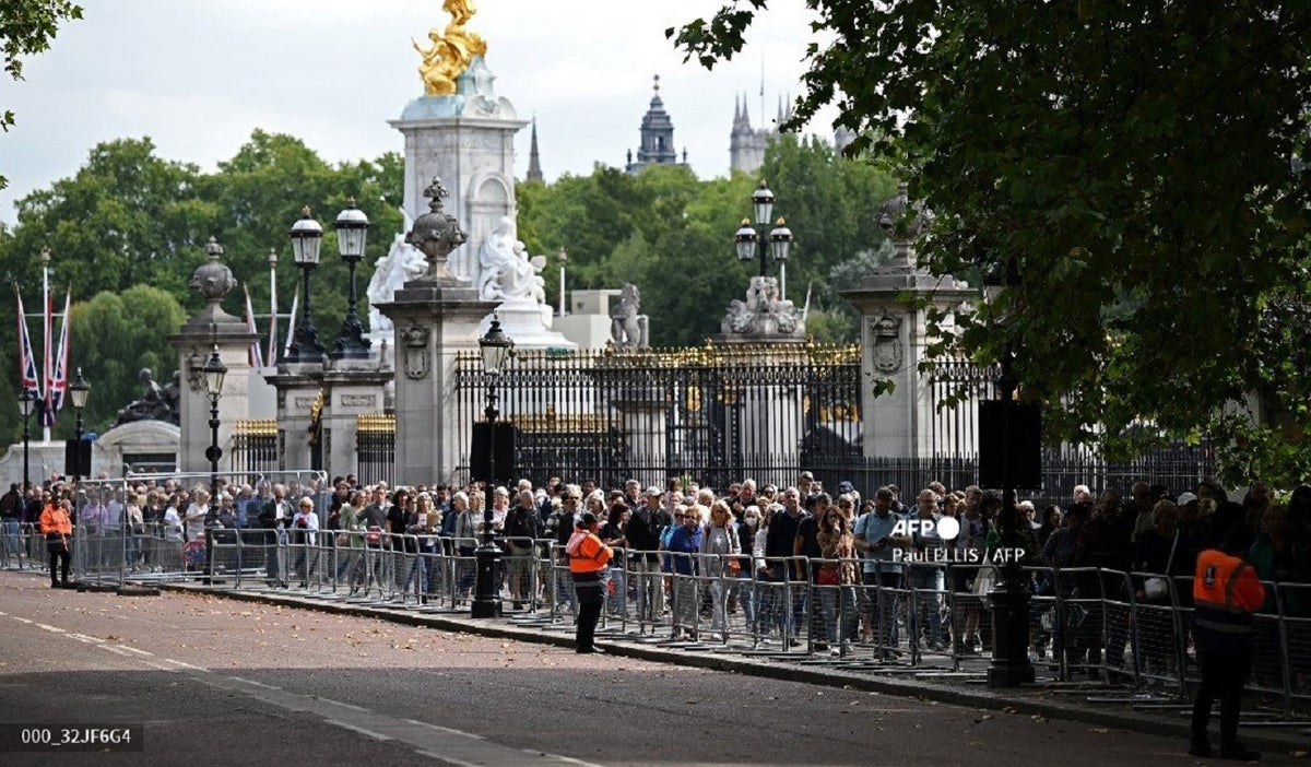 Largas filas para ver el ataúd de Isabel II