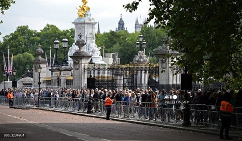 Largas filas para ver el ataúd de Isabel II