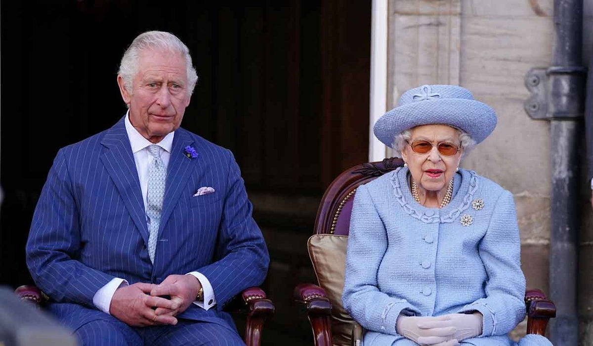 Príncipe Carlos junto a la reina Isabel II