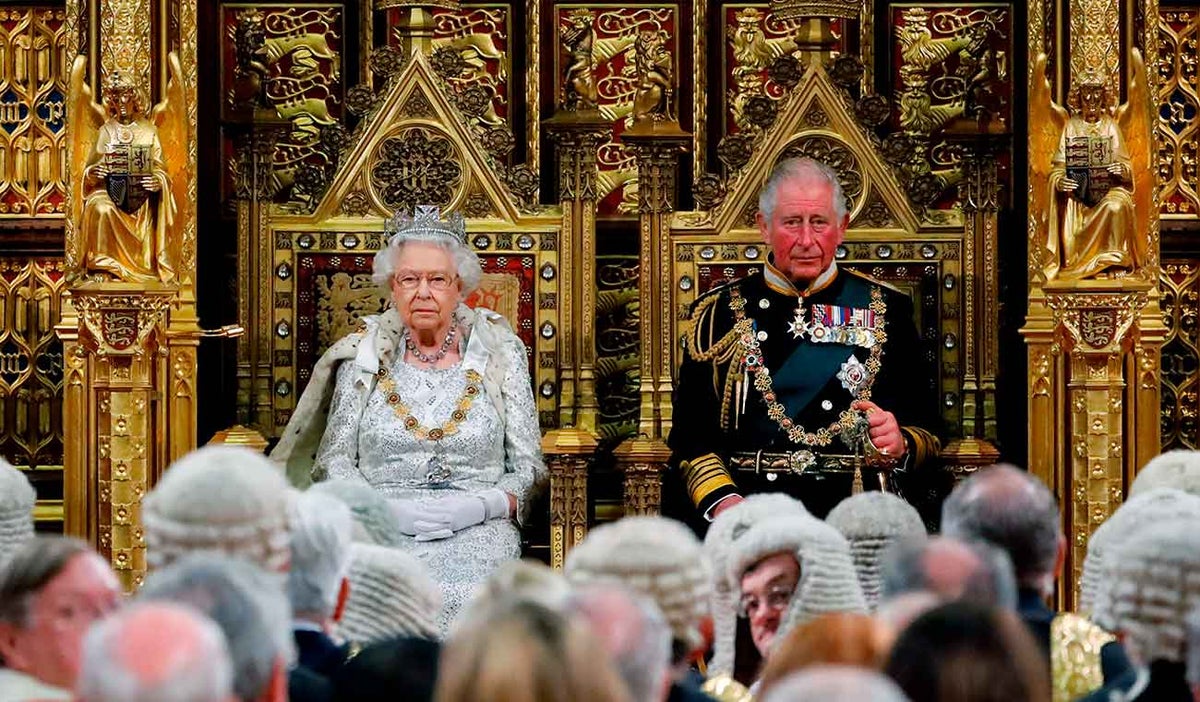 Reina Isabel II y Príncipe Carlos
