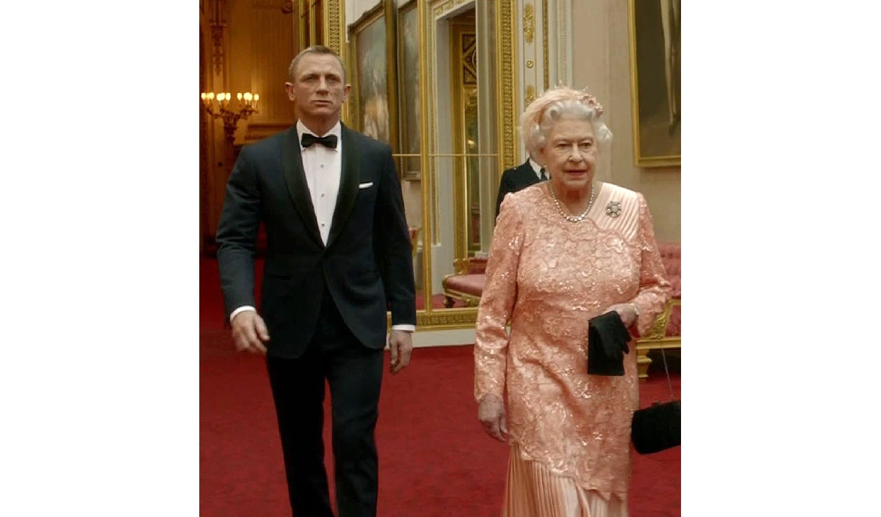 La Reina Isabel II acompañada de James Bond