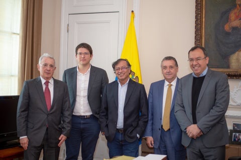 Reunión entre el Presidente Gustavo Petro, el Expresidente Álvaro Uribe y demás funcionarios.