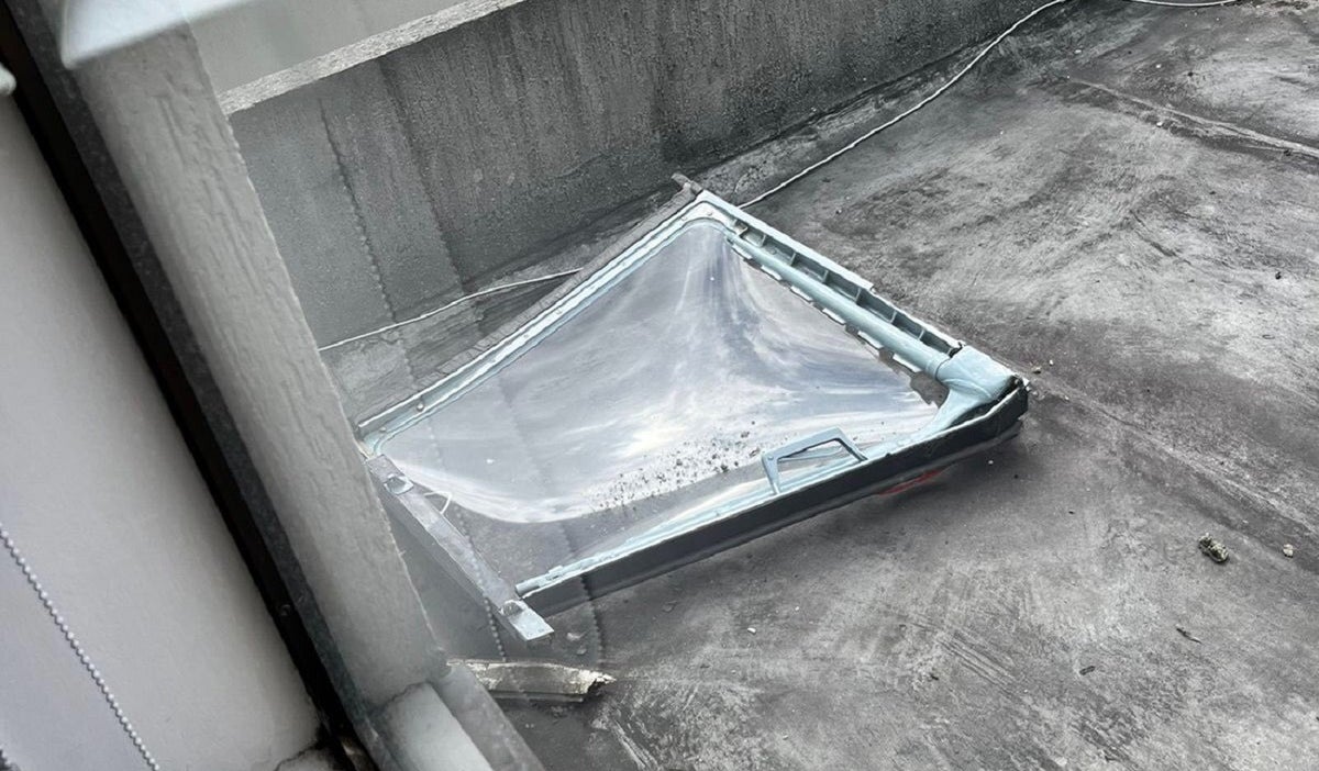Ventana de helicóptero cayó sobre casa