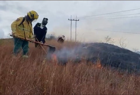 La emergencia fue atendida y controlada por cerca de 18 bomberos.