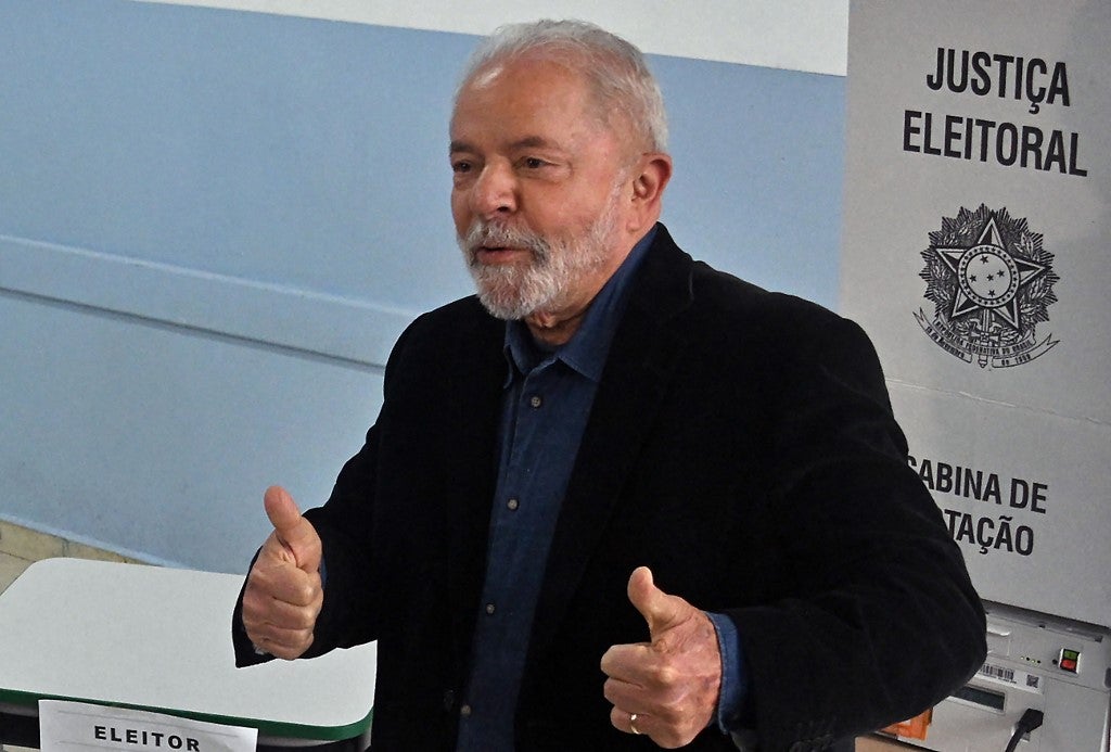 Luiz Inácio Lula da Silva tras votar este domingo en Brasil