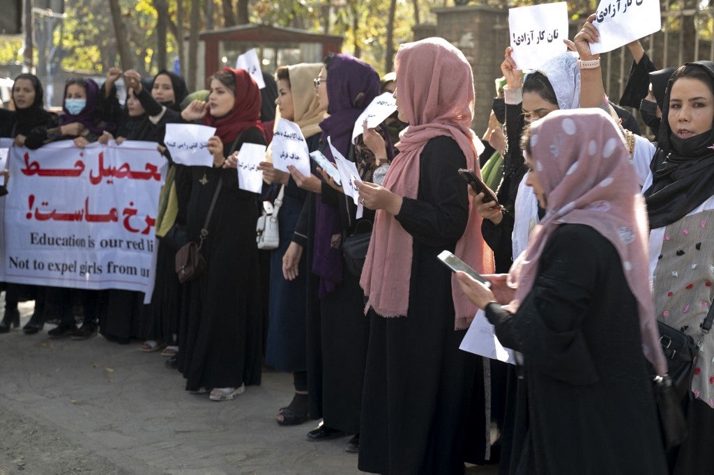 Mujeres de Afganistán protestando