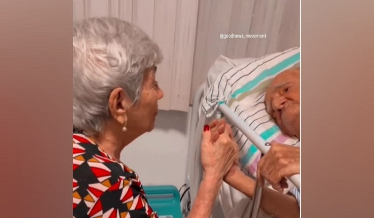 La emotiva serenata que le dio una abuelita a su esposo en un hospital