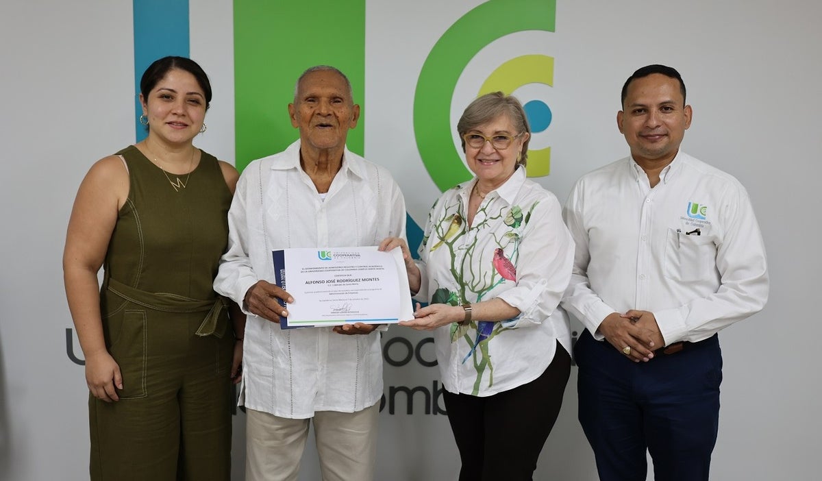 Abuelo de 87 años se graduó de administración de empresas