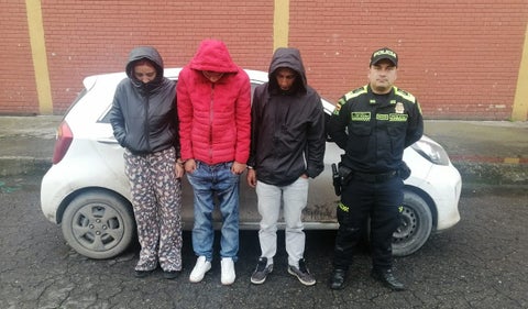 Capturan a ladrones que robaron un carro