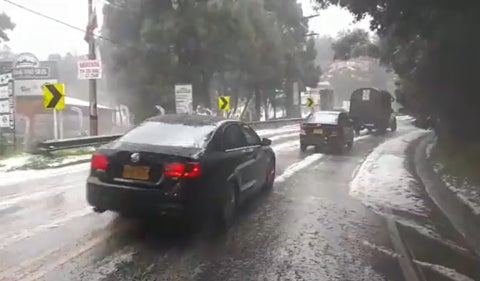 Carros pasan con precaución por granizada en La Calera