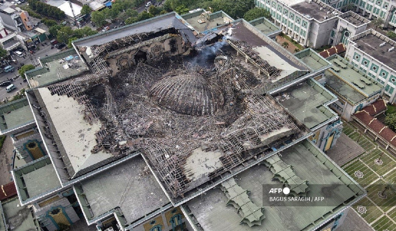 Derrumbe de cúpula de mezquita en Indonesia