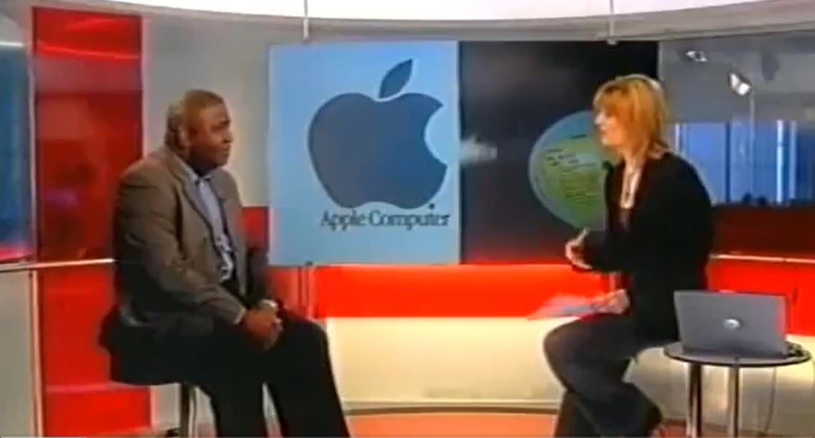 Entrevista a hombre por error en la BBC