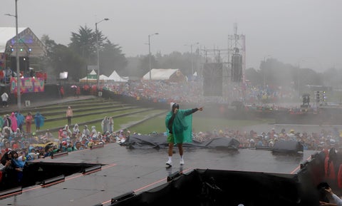 Feid en medio de la lluvia en el Megaland