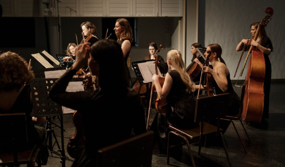Orquesta con instrumentos musicales