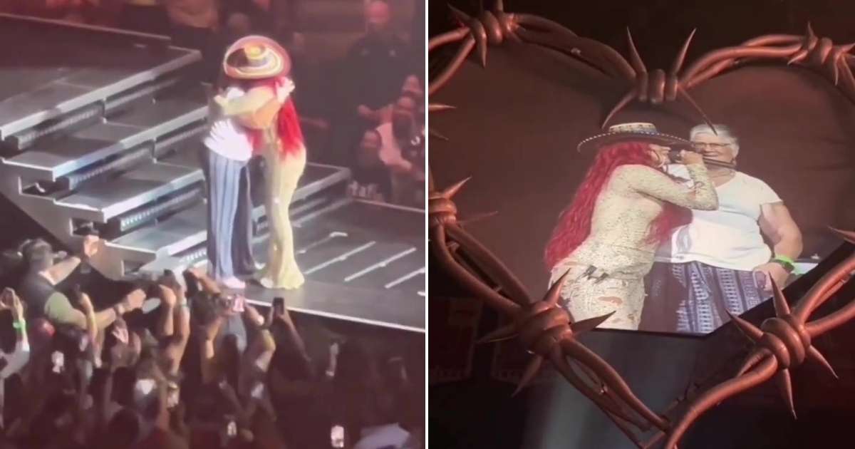 Karol G con una abuelita en concierto