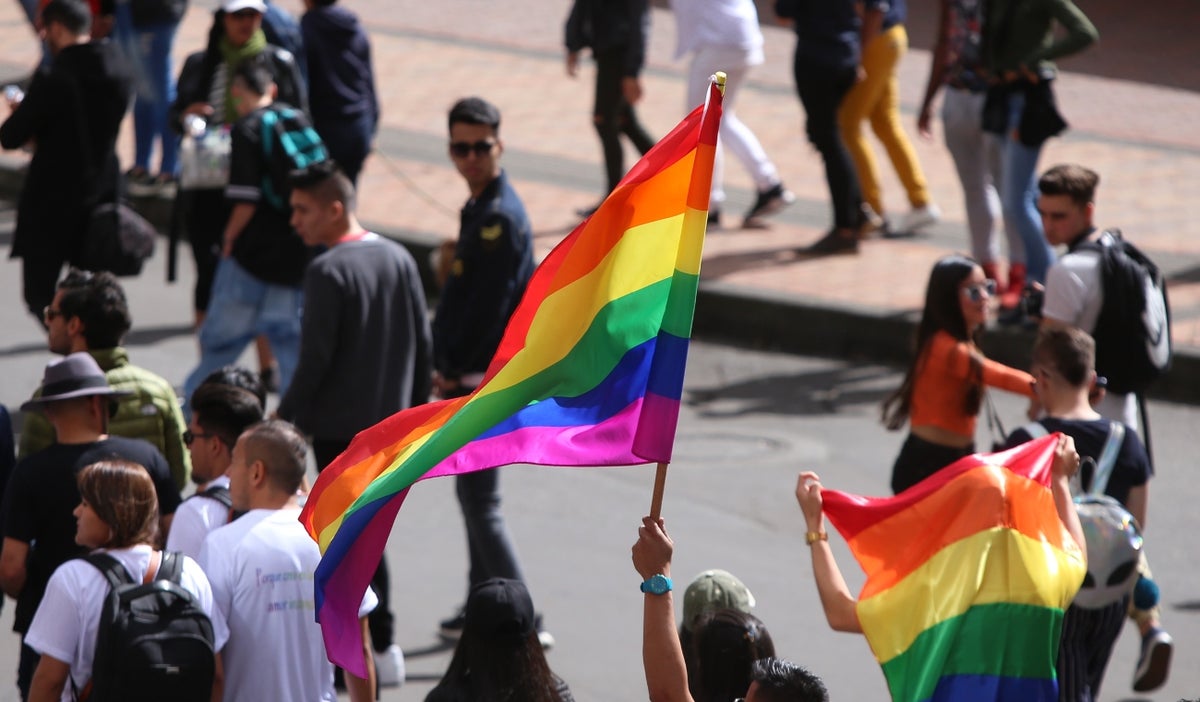 LGBTI: Profesora expulsada por pedir a alumnos lealtad a bandera gay