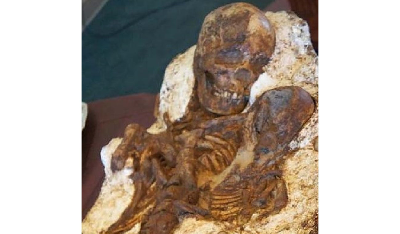 Mamá de la Edad de Piedra murió acunando a su bebé