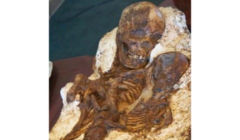Mamá de la Edad de Piedra murió acunando a su bebé