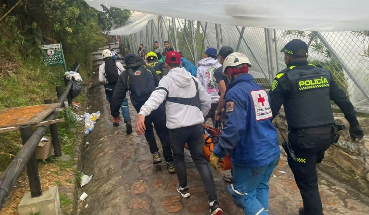 Menor y adulto mayor cayeron a un barranco en Monserrate